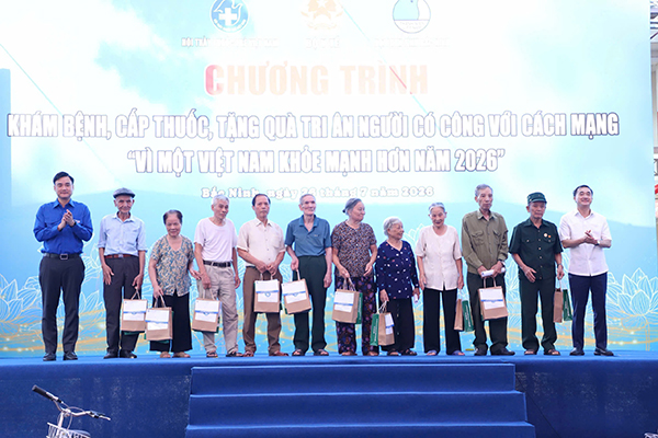 Khám bệnh, cấp thuốc, tặng quà tri ân người có công với cách mạng tại tỉnh Bắc Ninh