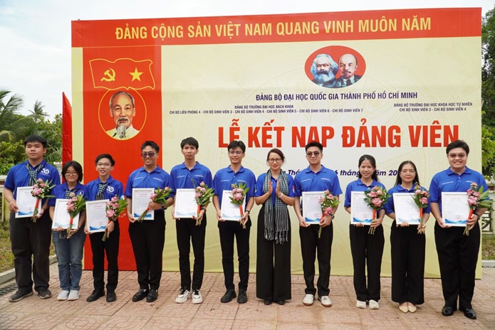 Kết nạp Đảng 10 chiến sĩ Mùa hè xanh tại Đồng Tháp