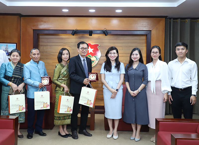 Bí thư Trung ương Đoàn Đoàn gặp mặt gia đình cựu cán bộ Trung ương Đoàn Thanh niên Nhân dân Cách mạng Lào