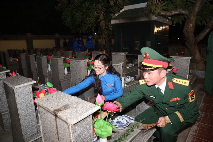 Tuổi trẻ Hải Phòng phục dựng, trao tặng hơn 300 di ảnh liệt sĩ cho người thân