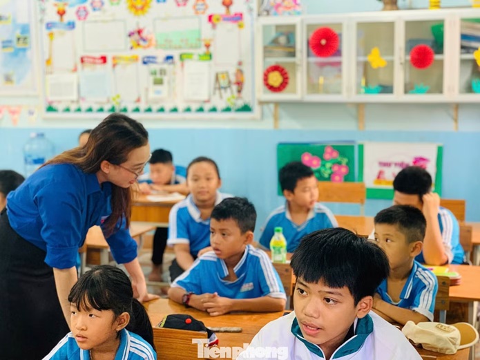 ‘Thầy, cô áo xanh’ tạo hứng khởi học tiếng Anh cho trẻ vùng sâu