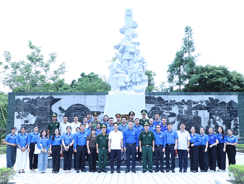 Bí thư Trung ương Đoàn dâng hương tưởng niệm Anh hùng liệt sĩ Trần Văn Thọ tại xã Sín Thầu, tỉnh Điện Biên