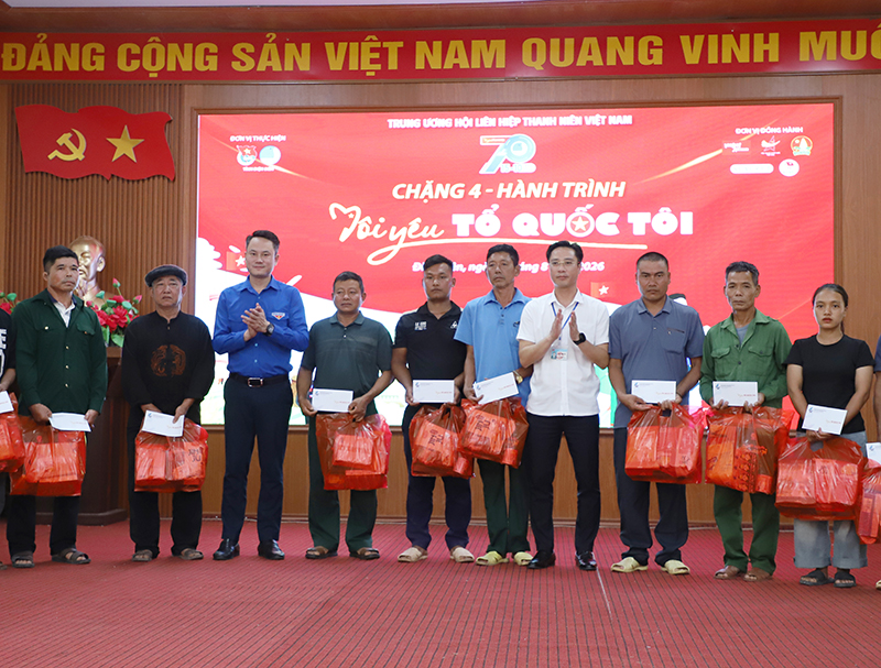 Chặng 4 Hành trình “Tôi yêu Tổ quốc tôi”: Nhiều phần quà ý nghĩa được trao cho các em học sinh, người dân tại xã Sín Thầu