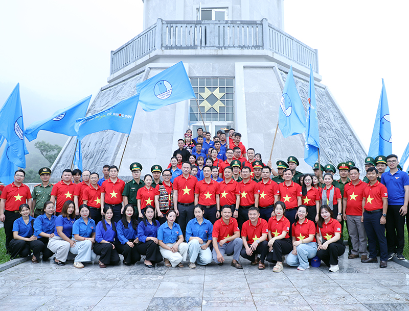 Thiêng liêng Lễ chào cờ “Tôi yêu Tổ quốc tôi” nơi cực Tây Tổ quốc
