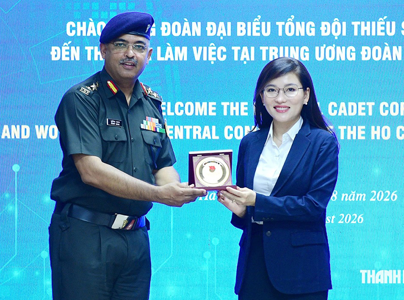 Chị Hồ Hồng Nguyên tiếp xã giao đoàn đại biểu Tổng đội Thiếu sinh quân Ấn Độ