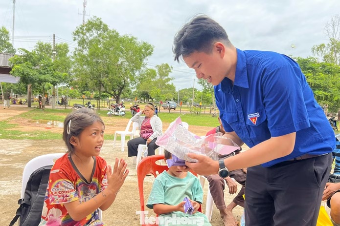'Áo xanh' Đà Nẵng nối nhịp sẻ chia trên đất bạn Lào