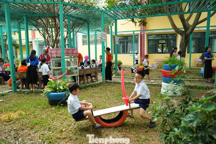 Bạn trẻ Đà Nẵng 'hồi sinh' lốp xe cũ thành khu vui chơi ý nghĩa