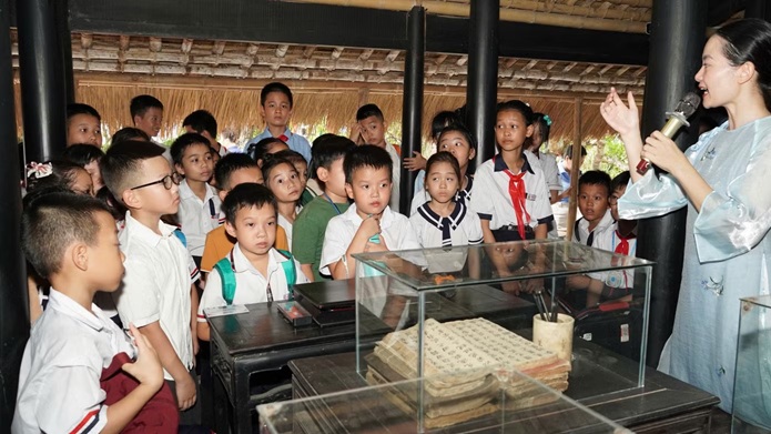 Sôi nổi hành trình theo dấu chân Bác, học sử từ di tích