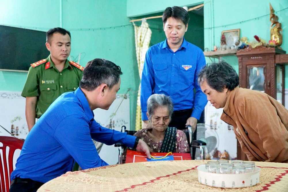 Gần 1 tỉ đồng từ 'Kỳ nghỉ hồng' chăm lo người dân vùng biên Đắk Lắk