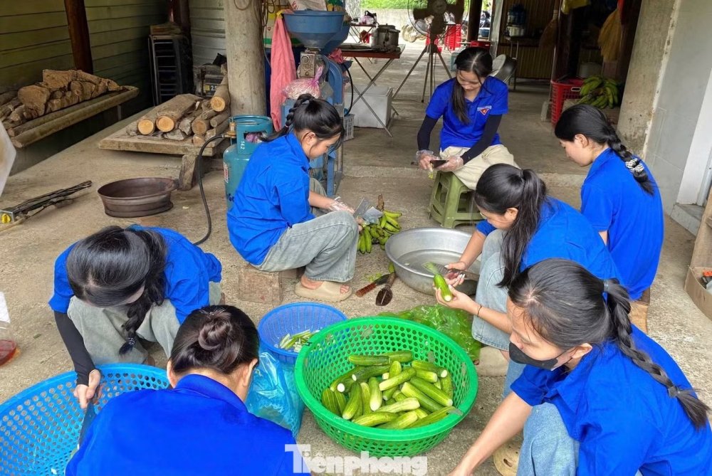 Áo xanh chung sức đưa trường vùng biên về đích trước ngày khai giảng