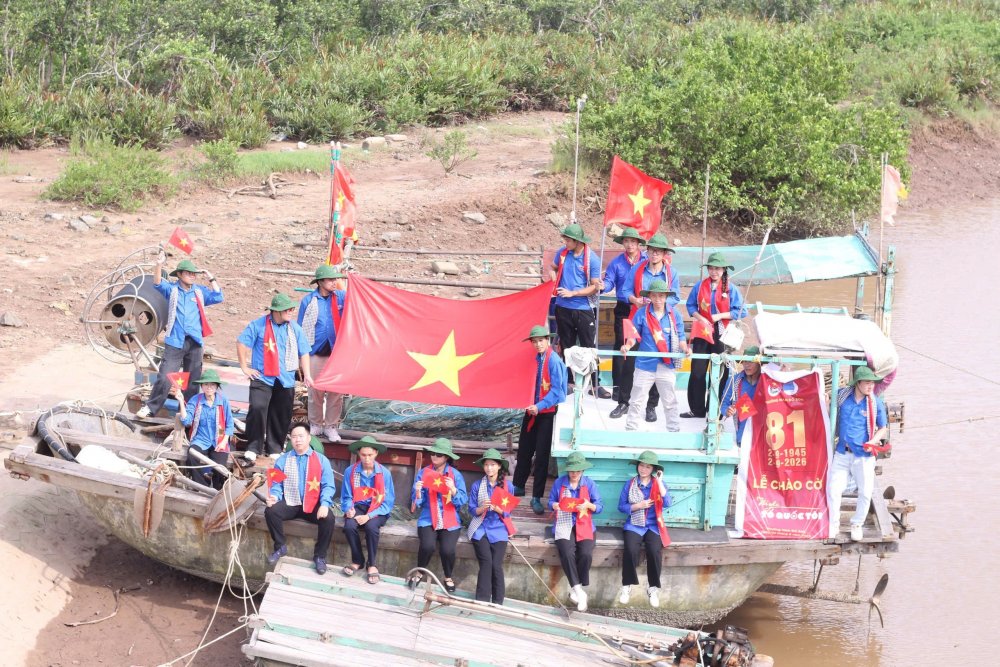 Độc đáo Lễ chào cờ 'Tôi yêu Tổ quốc tôi' trên thuyền đánh cá