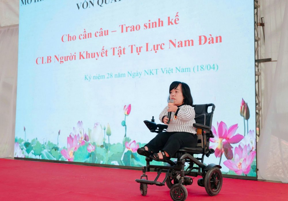 Sức mạnh phi thường của cô gái chỉ cao 1 mét