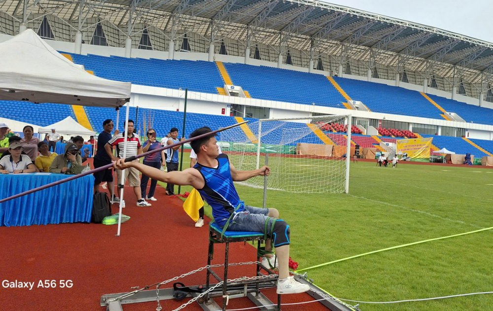 Chàng trai người Dao viết lại cuộc đời bằng nghị lực 