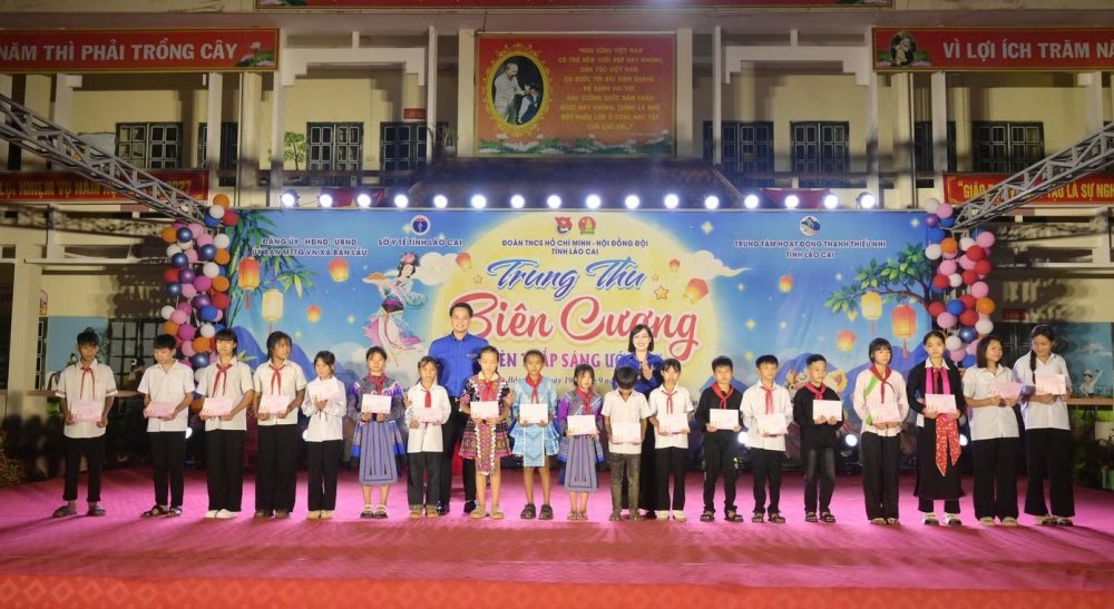 Tết Trung thu đặc biệt ấm áp của trẻ em vùng biên