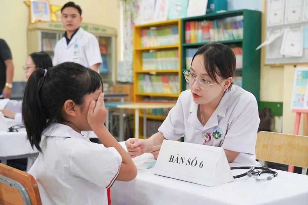 Khám sức khỏe, trao quà cho thiếu nhi Hà Tĩnh