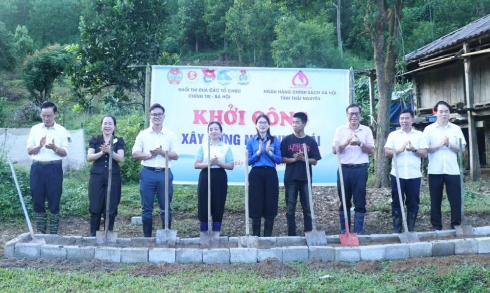 Thái Nguyên: Tặng Nhà nhân ái, quà và học bổng cho trẻ em vùng cao