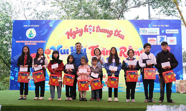 Trăng chỉ thật sự tròn khi niềm vui đến với mọi trẻ em