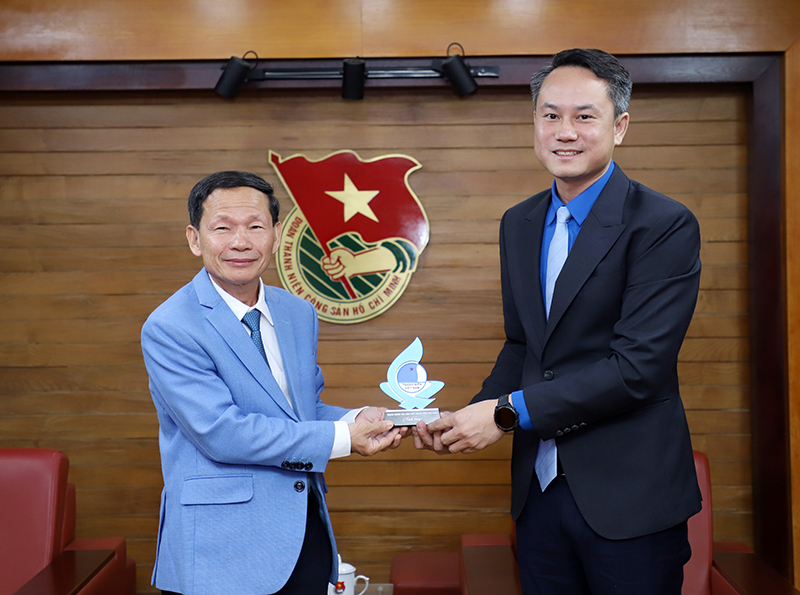 Anh Nguyễn Kim Quy tiếp xã giao đoàn đại biểu Đội Bác sĩ tình nguyện của Hội LHTN Campuchia