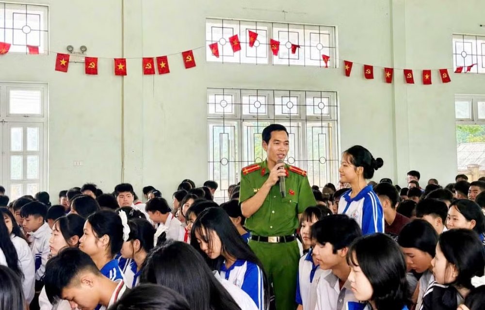 Thượng úy Công an mặc sắc phục đứng lớp, dạy học miễn phí