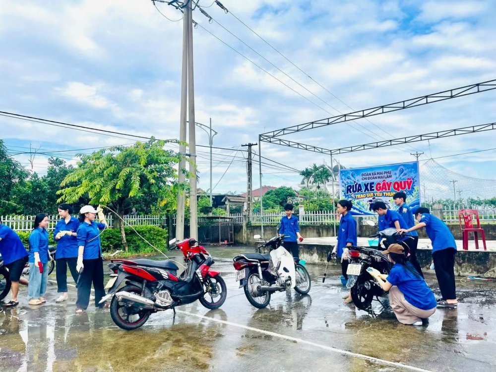 Rửa xe, nhặt phế liệu gây quỹ tặng quà Trung thu cho trẻ em