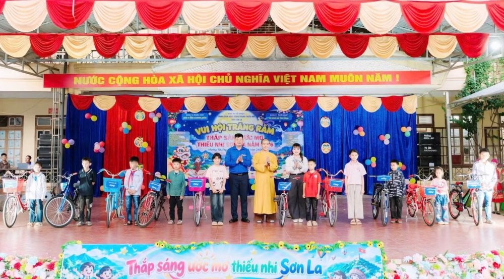 Vui Trung thu cùng thiếu nhi Sơn La, An Giang