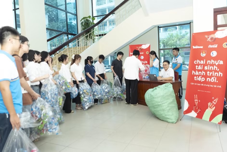 Hành trình 4 năm người trẻ hình thành thói quen thu gom và tái chế chai nhựa