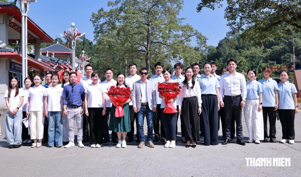 Đón thanh niên Trung Quốc bắt đầu chuyến hành trình đỏ tại Việt Nam