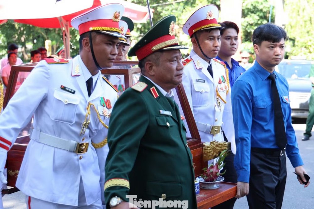 Bí thư Thường trực Trung ương Đoàn tiễn đưa anh hùng liệt sĩ tại công viên Lê Thị Riêng