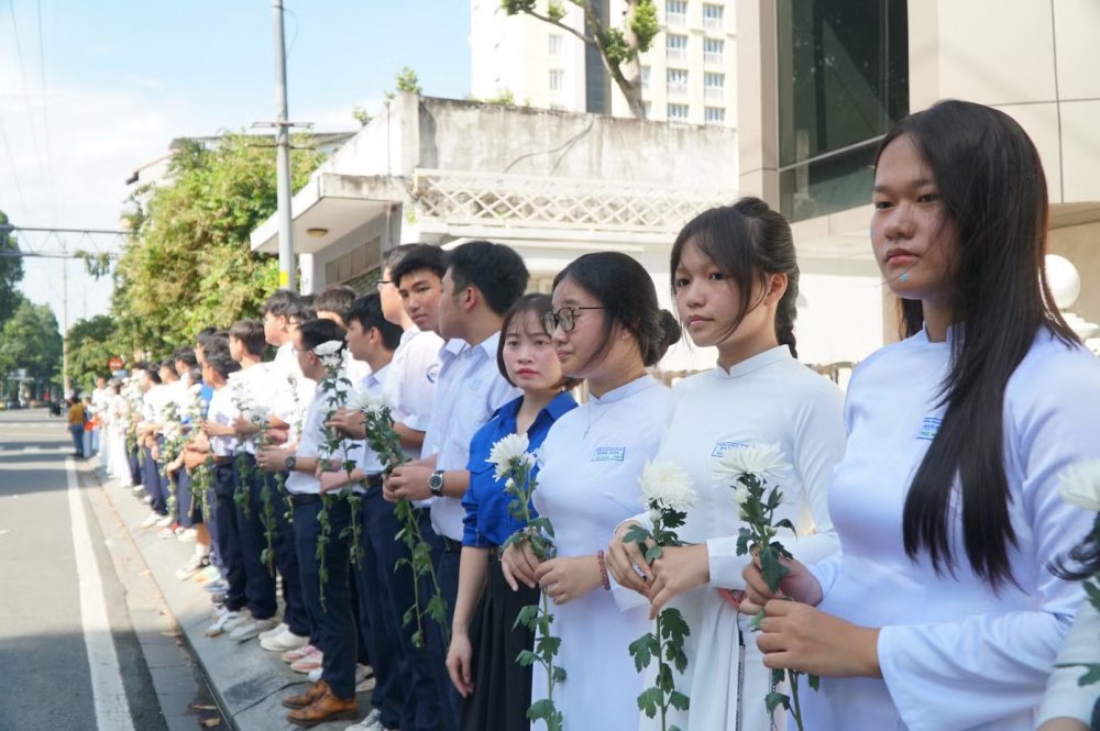 Học sinh, sinh viên TPHCM đứng chật kín bên đường tiễn đưa 731 hài cốt liệt sĩ
