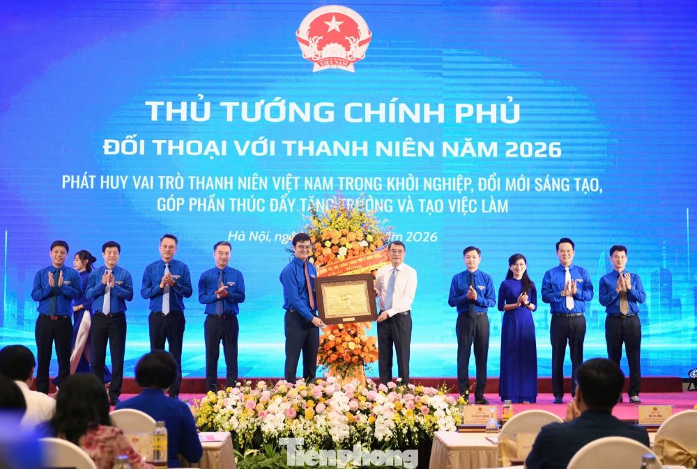 Thủ tướng Lê Minh Hưng tặng hoa chúc mừng 70 năm Ngày truyền thống Hội LHTN Việt Nam