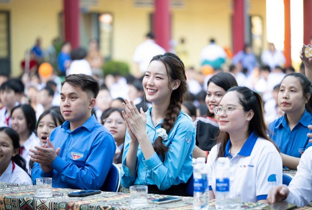 Hoa hậu Lê Nguyễn Bảo Ngọc giao lưu, tặng quà thầy cô và học sinh tại Đắk Lắk