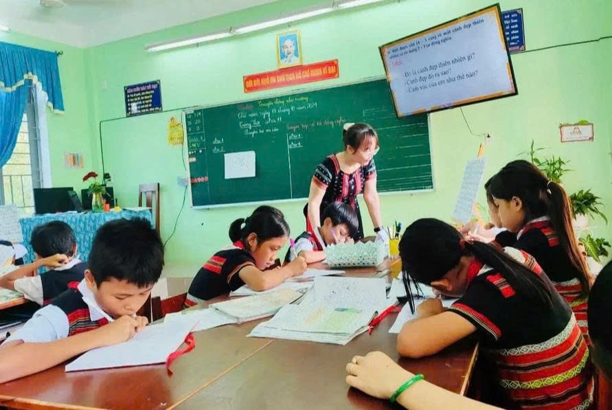 Cô giáo Cơ Tu trở về làng gieo chữ: 