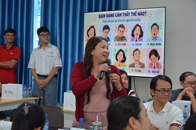 Khi con đến tuổi yêu, cha mẹ nên làm gì thay vì cấm đoán?