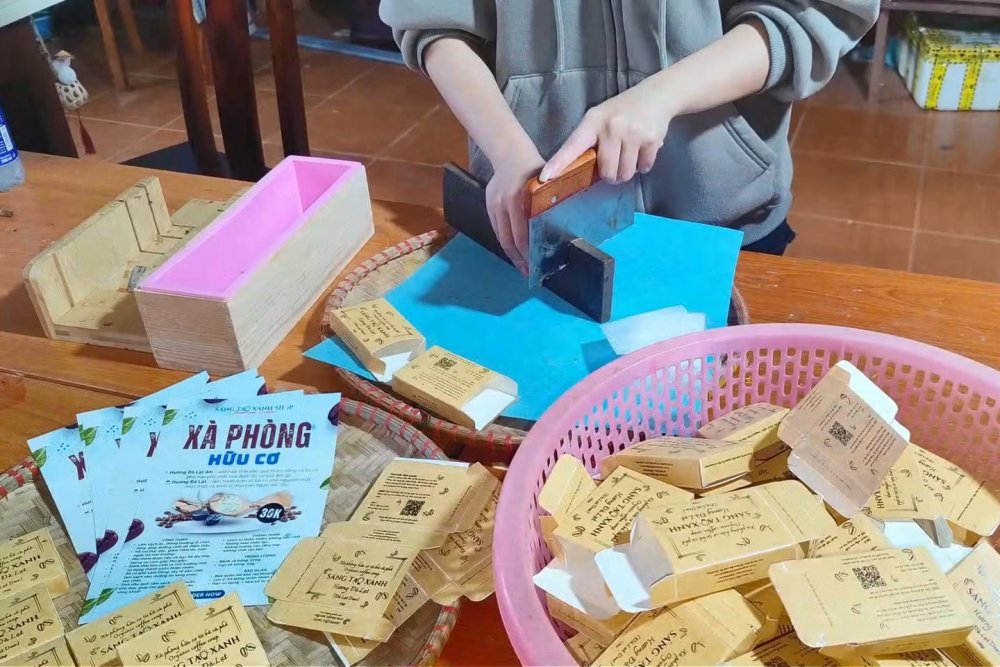 Nhóm bạn ở Lâm Đồng 'lên đời' cho bã cà phê